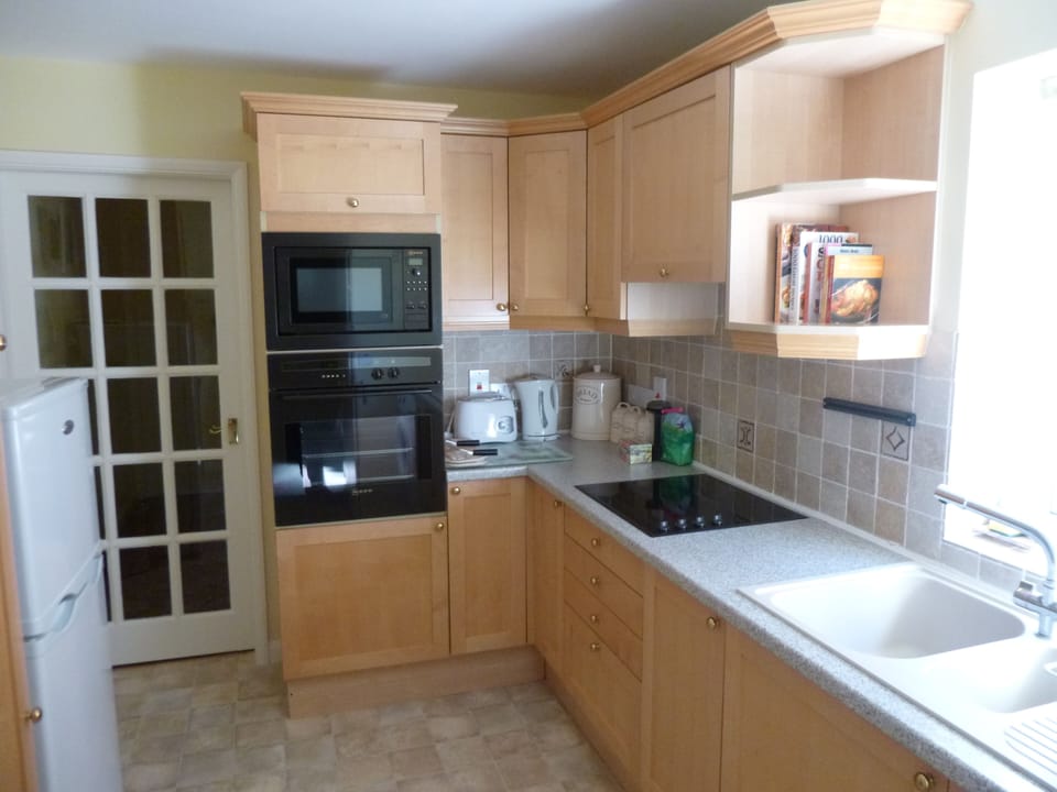 Kitchen. Built in oven with microwave above. Hob top, fridge/freezer etc