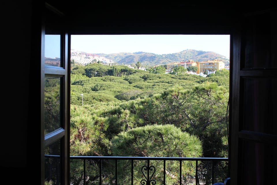 We are close to the A7, there will be car noise when the balcony doors are open