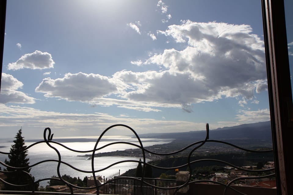 living room with view on Mount Etna & the sea
