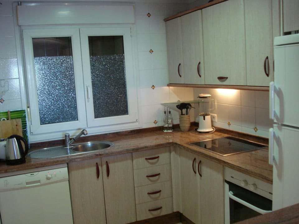 Kitchen with Marble worktop full sized cooker & hob, fridge freezer & dishwasher