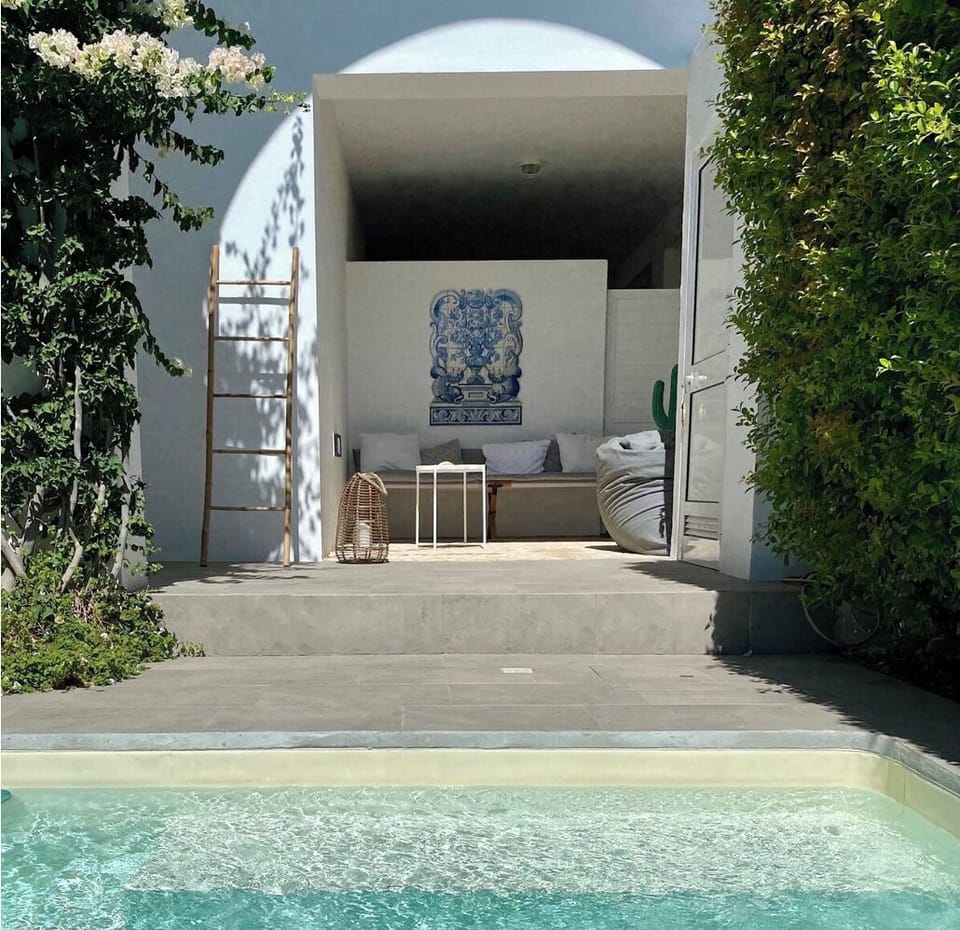 coin relax devant la piscine privée