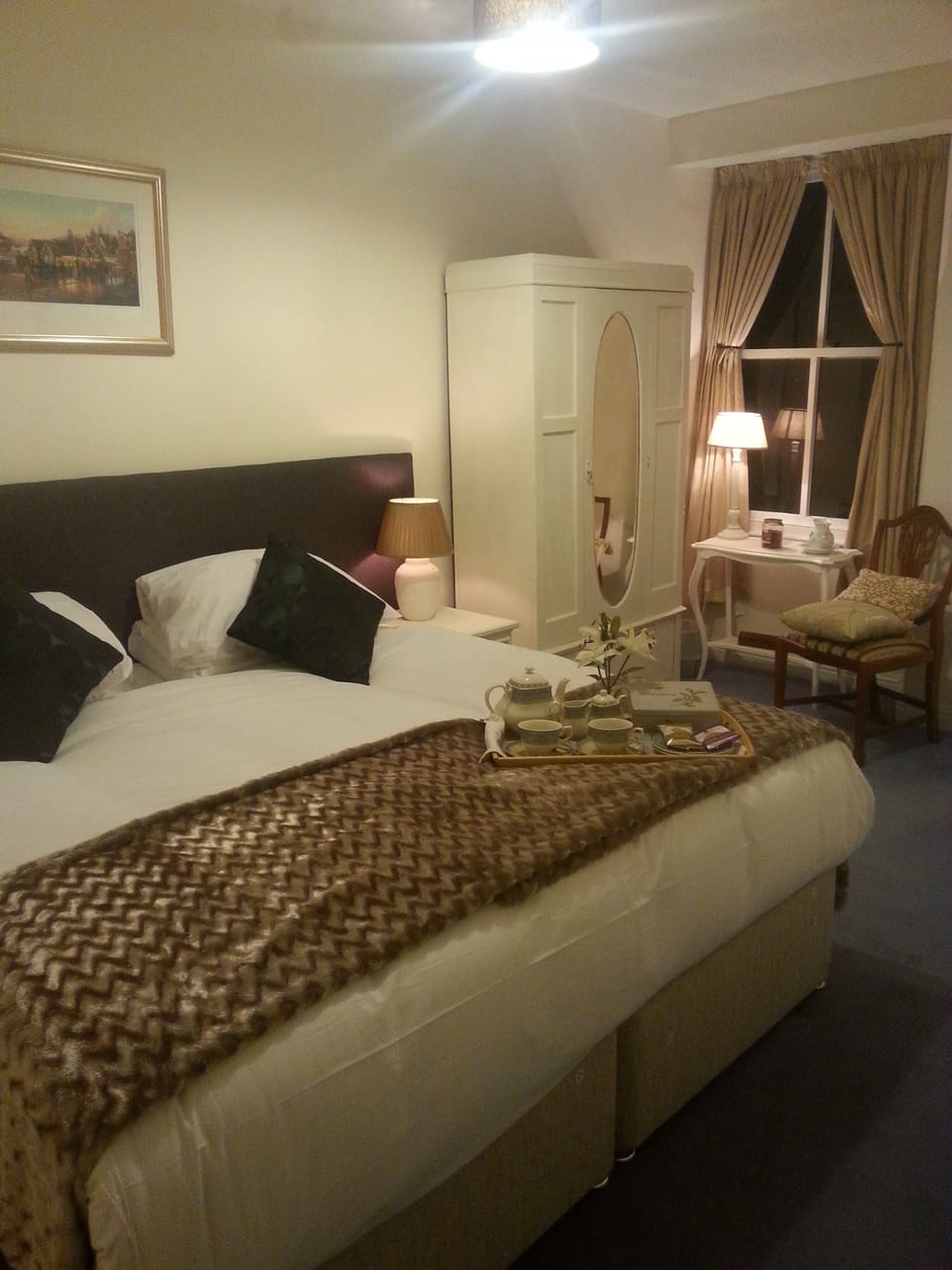 Bed is a zip "n"link it can be made up as a kingsize or twin.