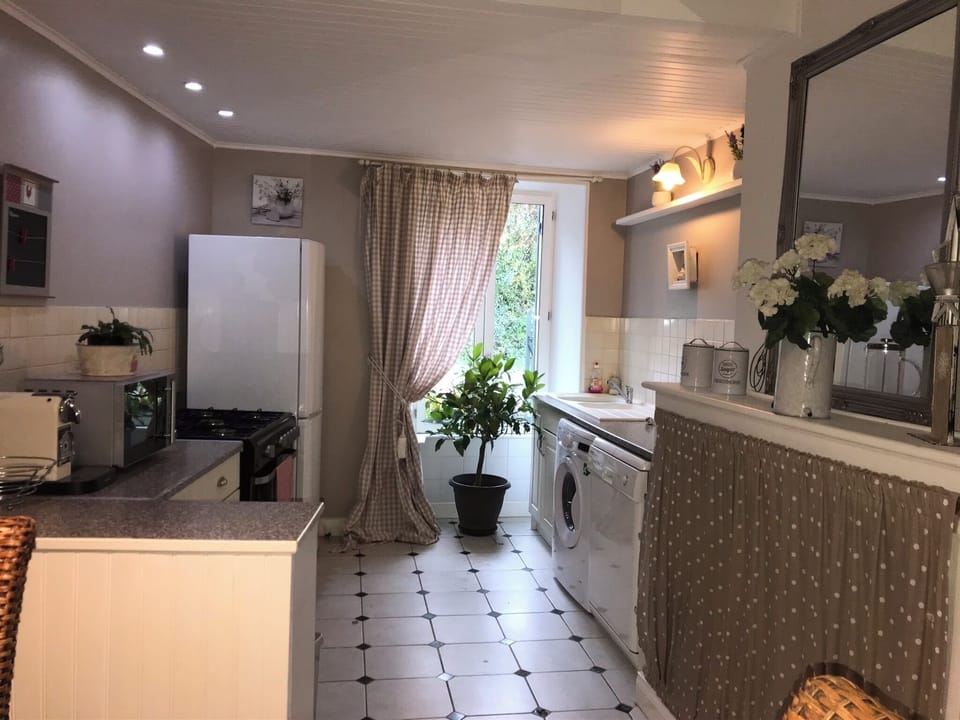 Kitchen, range, dishwasher, washing machine
