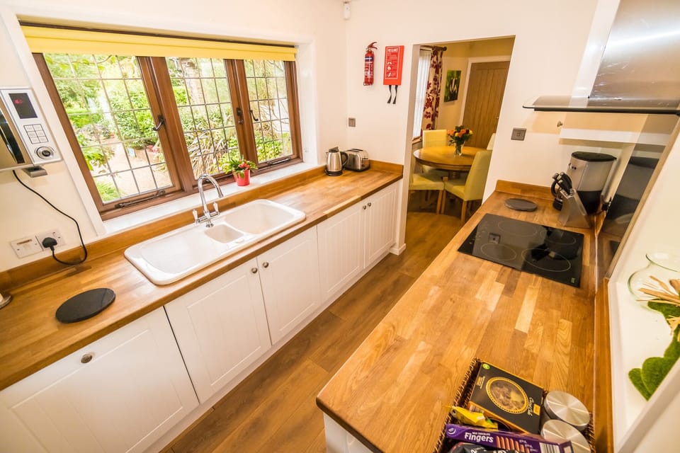The kitchen is fully equiped, with great views of the garden.
