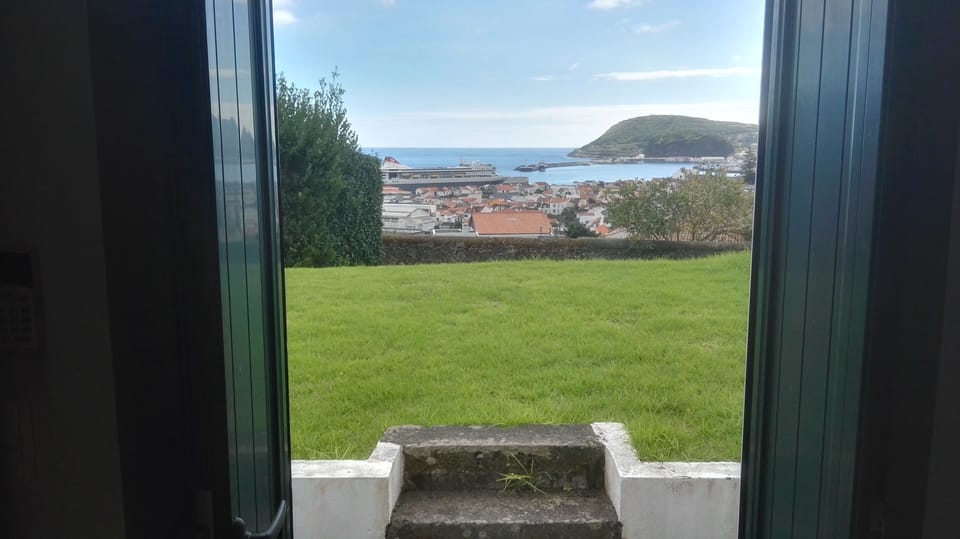 Vista da sala de estar e jantar / view from living room and dining room