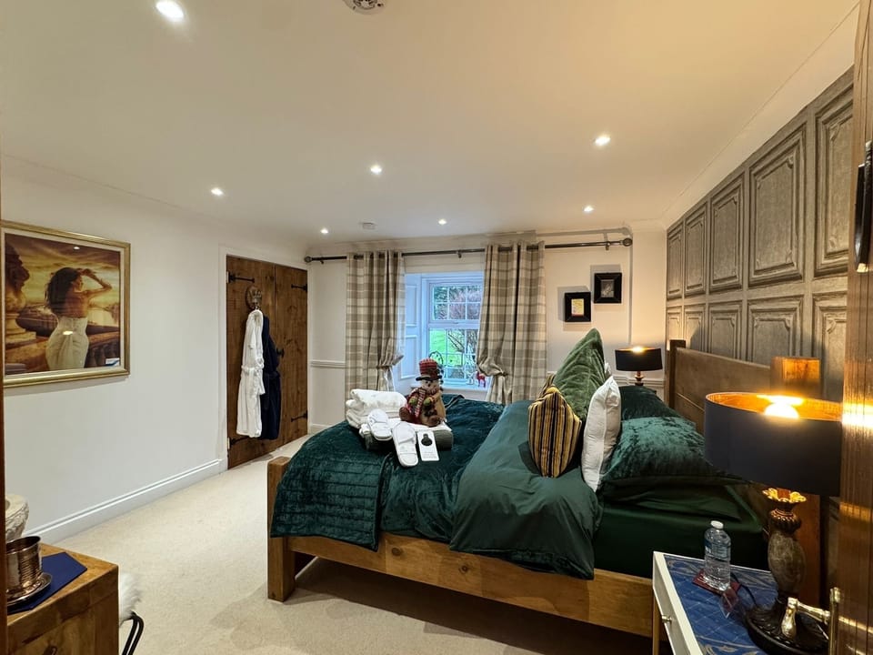 Christmas time in green 🌲
Downstairs king bedroom with granite bowl for washing 