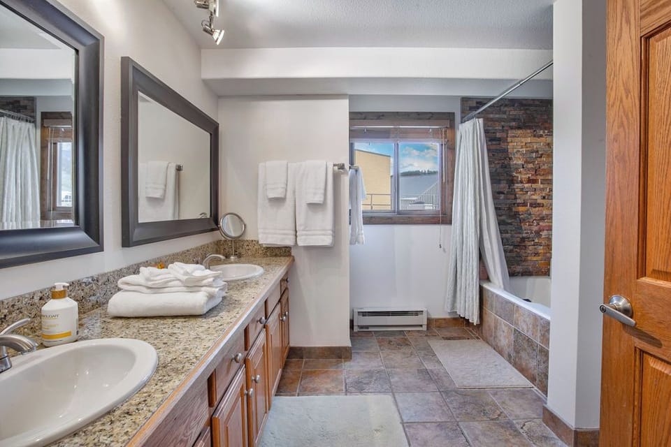 Large shared bathroom for the bunk/king rooms. Huge tub/shower