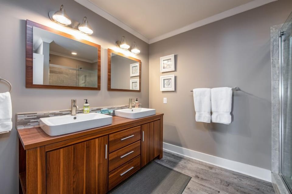 King Main Level Master Bath