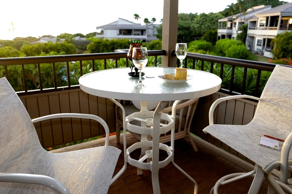 2 tables and barbecue on Lani.