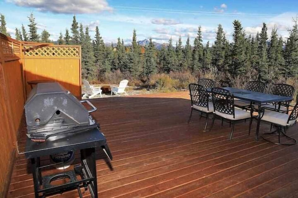 (9)mountain views and gas bbq on spacious deck