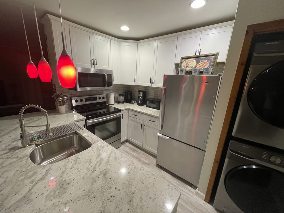 New kitchen, stocked with everything you need for lite cooking. 