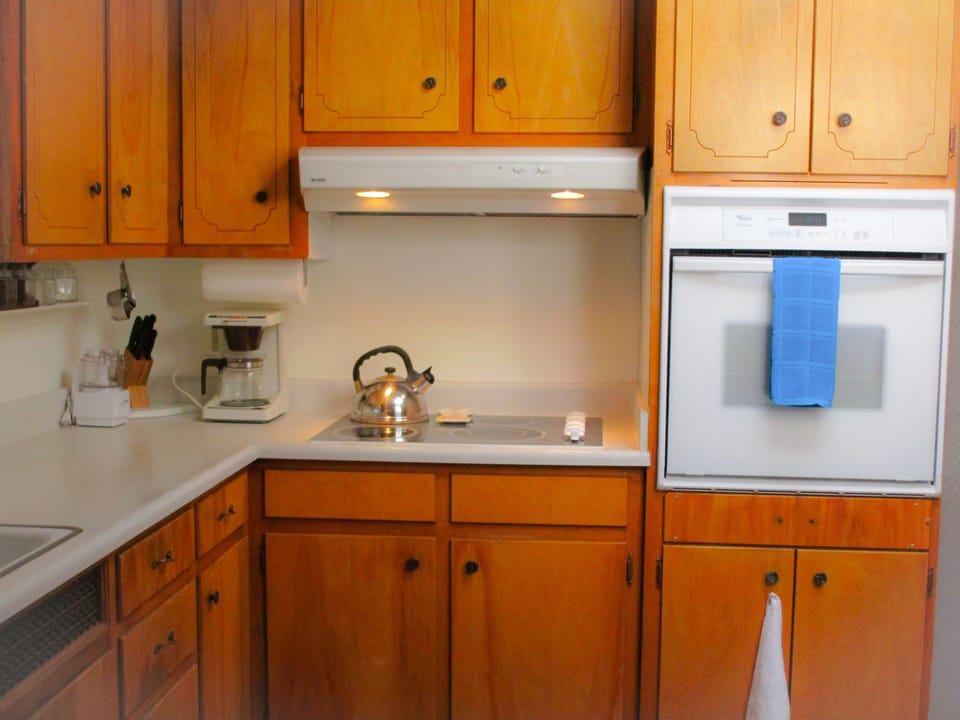 4 burner ceramic stove cooktop  and separate built in oven. 