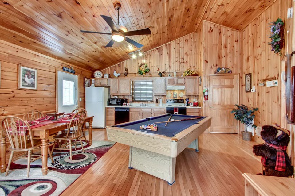 full kitchen, big enough to prepare a 12 course meal