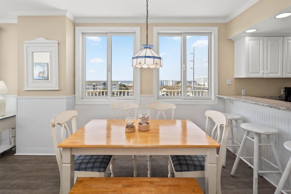 Dining area with seating for 6