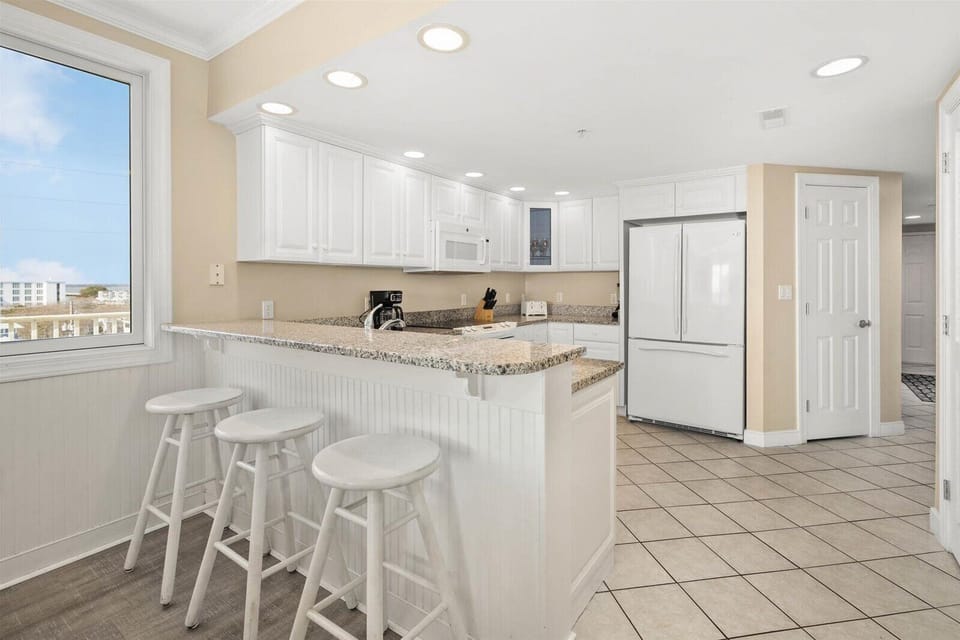 Breakfast bar with bar stools