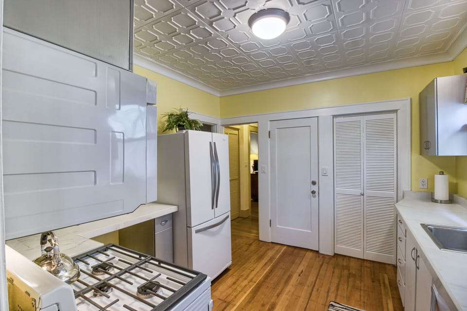 Gas range and French-door refrigerator with ice maker.