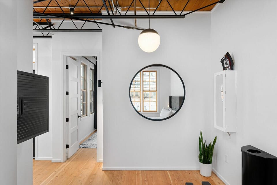 [Level 2] Bedroom Hallway