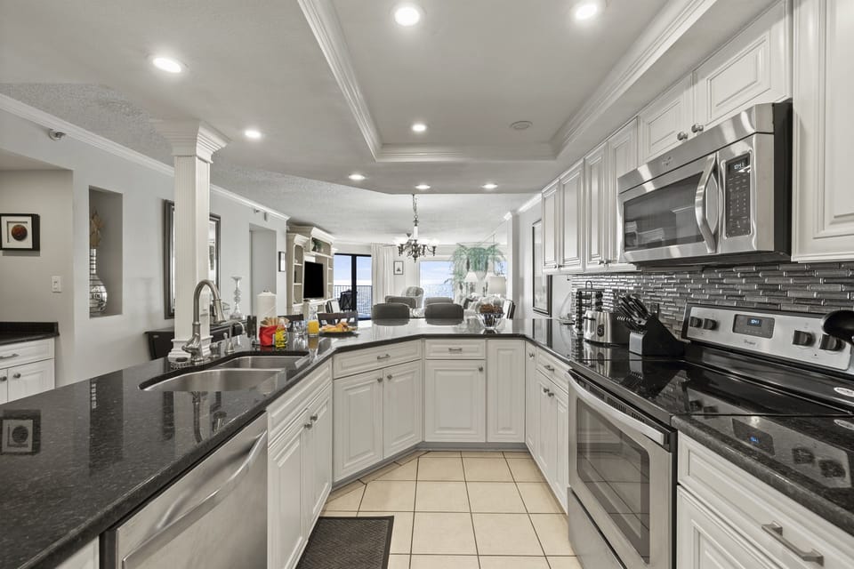 Completely redesigned kitchen w/ new stainless steel appliances
