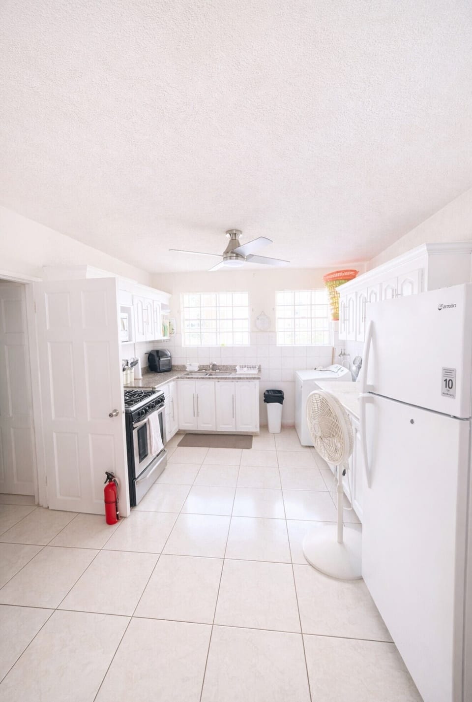 Freshly painted Full kitchen - includes washer machine and all essentials