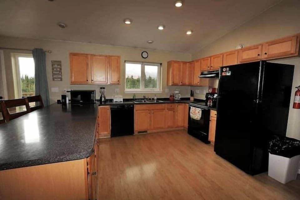 (5) fully stocked kitchen with ample counter space