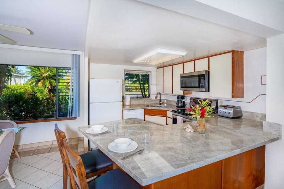 Large Quartz Counter Top in Kitchen with Breakfast Bar