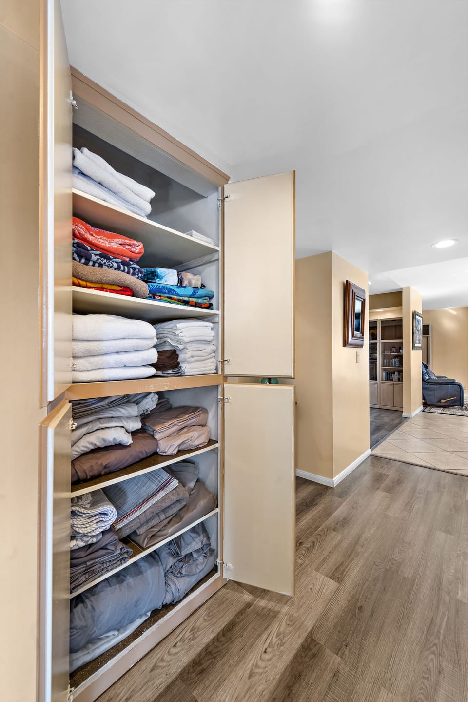 19) Linen Supplies

(STR15-0397)