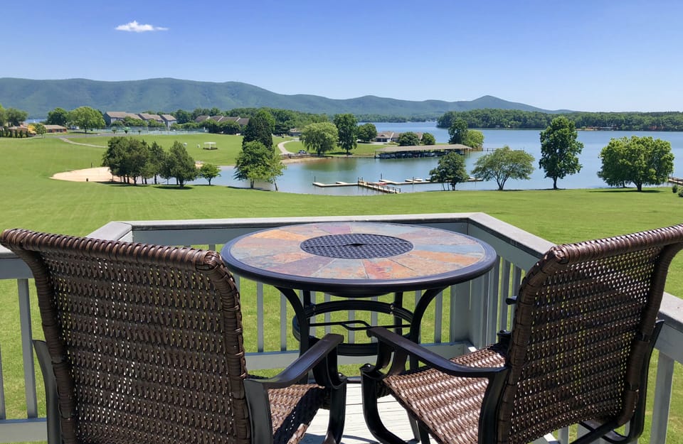 NEW PATIO SET WITH 4 HIGH DECK CHAIRS 