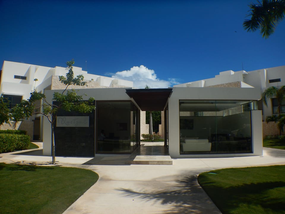 Quetzal concierge room and lobby