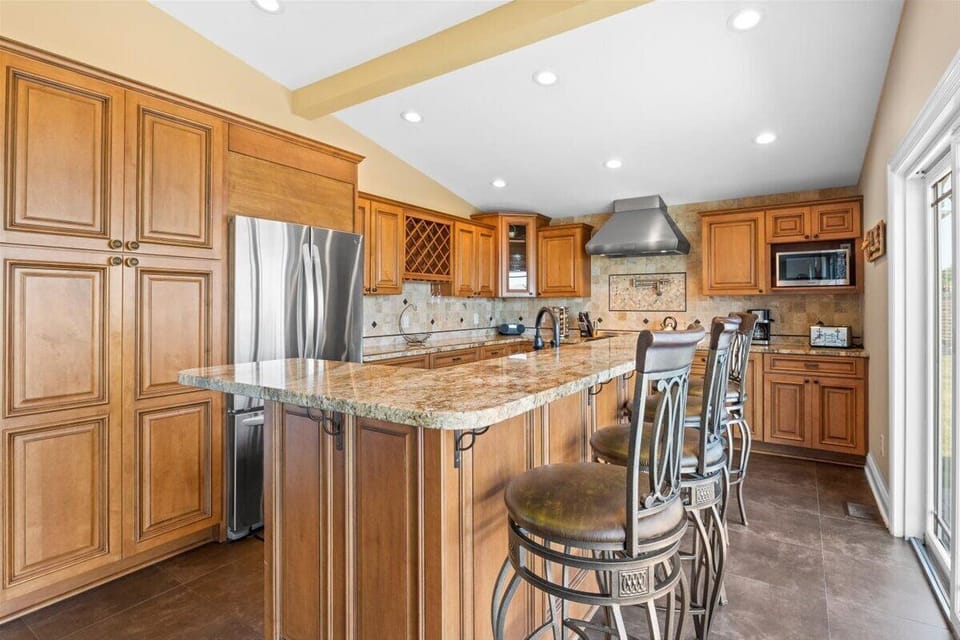 Kitchen counter seating for 4