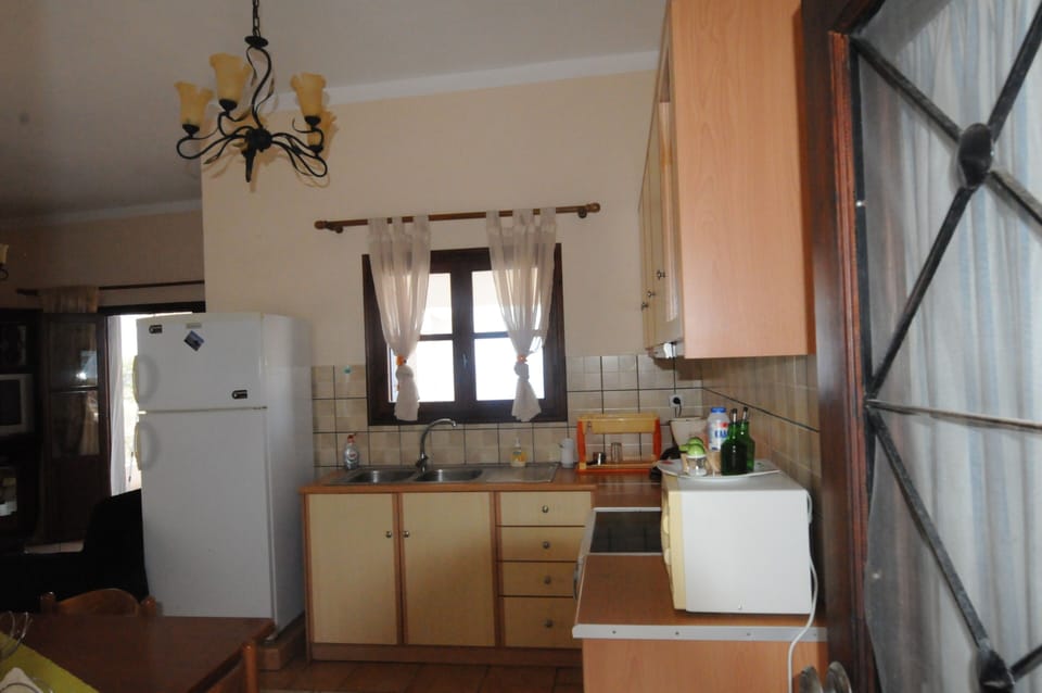 FROM THE BACK TERRACE TO KITHCEN