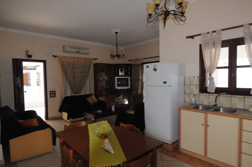 KITHCEN AND SITTING ROOM