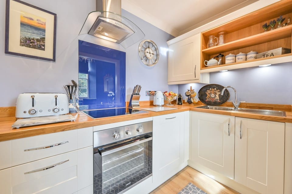 Kitchen - Apartment 4 - The Muntham Holiday Apartments in Torquay.