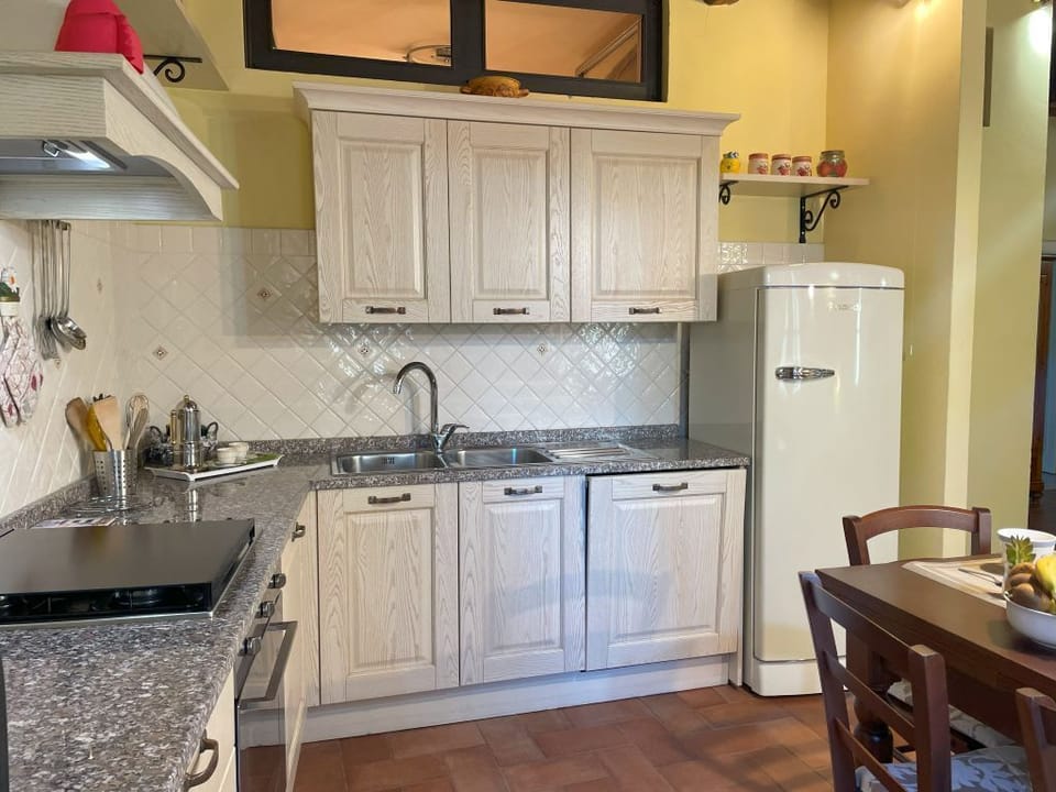  frigo/congelatore, lavastoviglie, piano cottura, forno elettrico e f. micronde