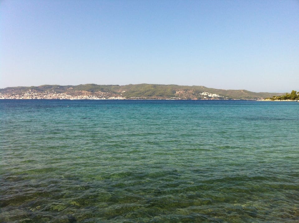 View of Spetses from Costa. On the far right, on the hill, the Ligoneri complex.