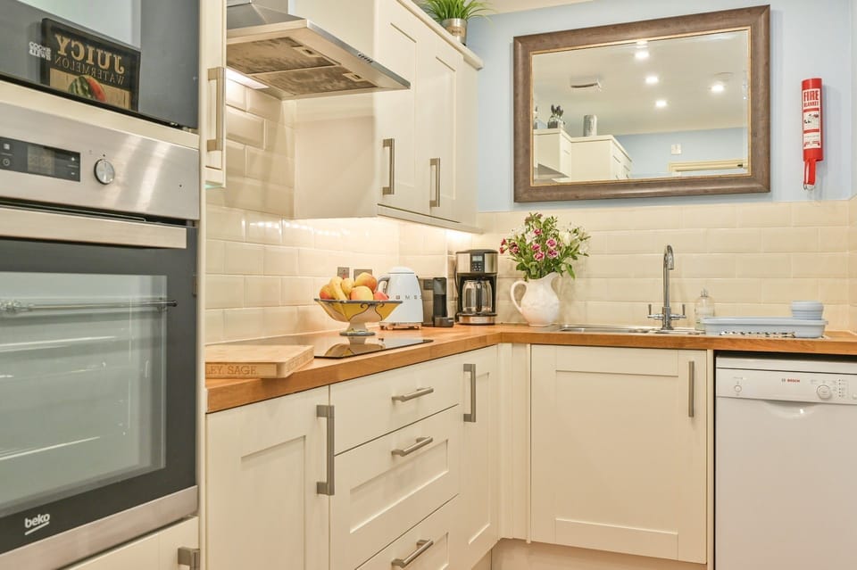 Well equipped, quality kitchen - Apartment 3 - The Muntham luxury self catering holiday accommodation on The English Riviera.