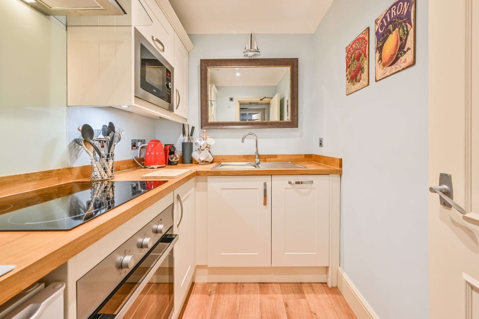 Apartment 6 - well equipped kitchen - The Muntham Holiday Apartments in Torquay.