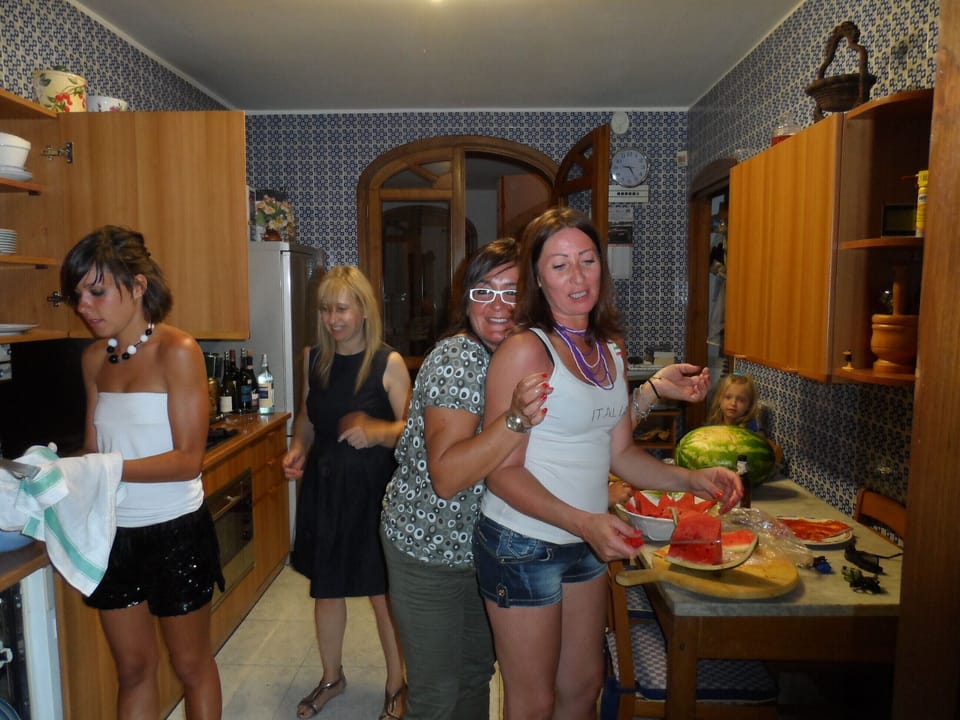 Troppi cuochi in cucina!  Too many cooks in the kitchen!