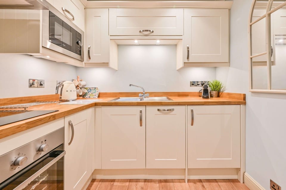 Well equipped kitchen - Apartment 7, The Muntham Holiday Apartments in Torquay