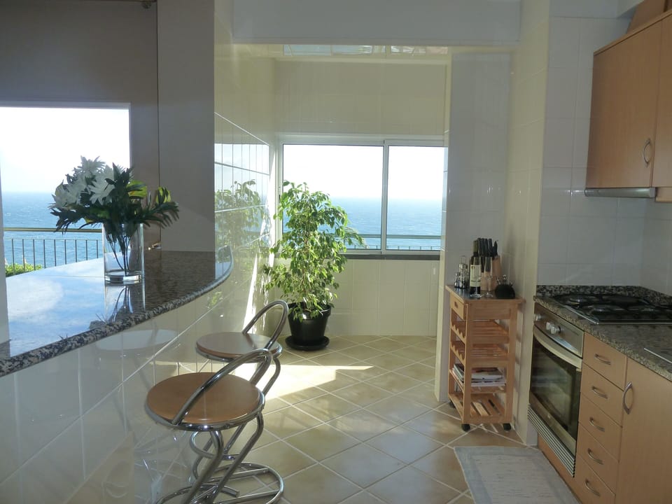 Breakfast Bar with seating for 4. 