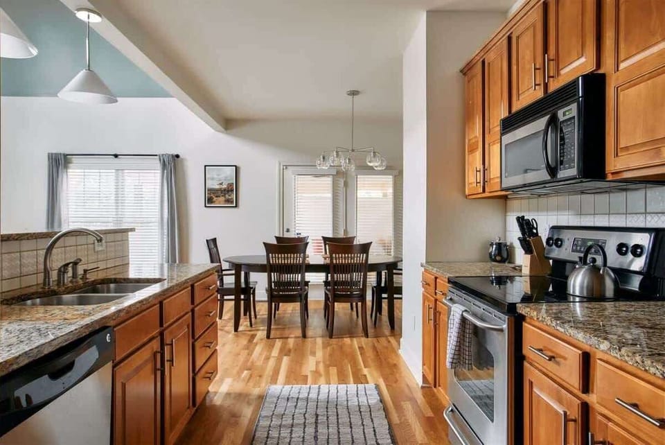 Discover a stunning gourmet kitchen, fully equipped with everything you need to prepare delicious meals and make the most of your stay.