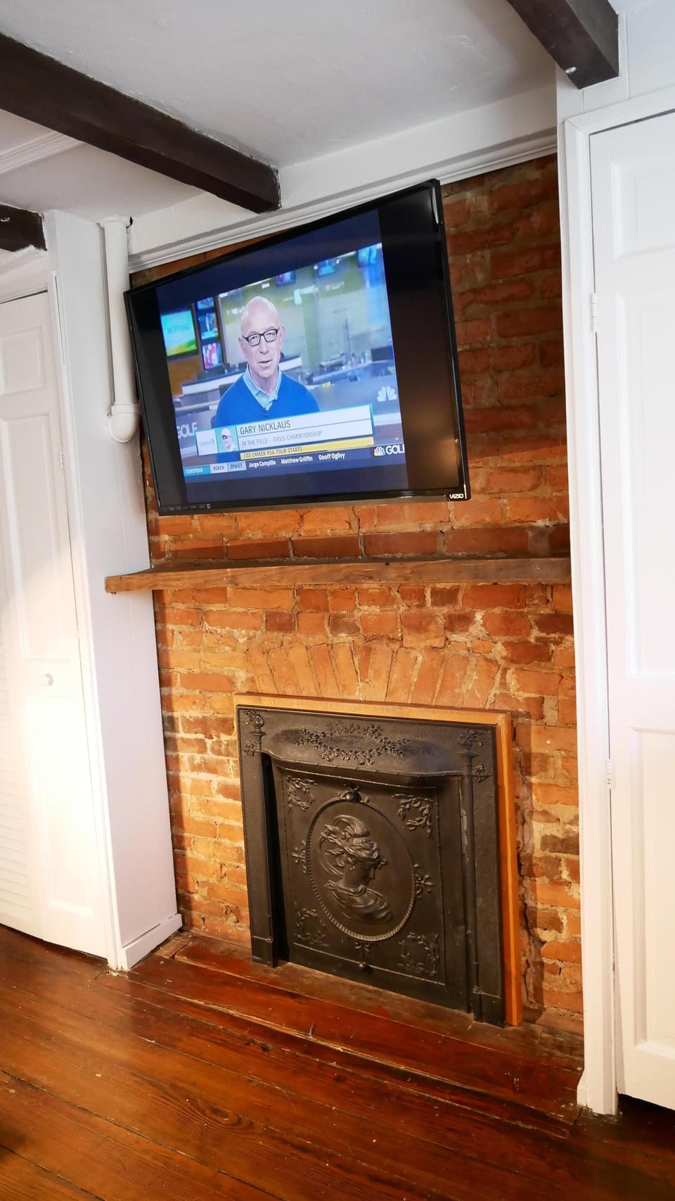 TV's have a Comcast cable package.