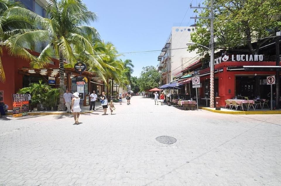 Half a block to 5th Avennue and hundreds of shops, cafes restaurants and bars