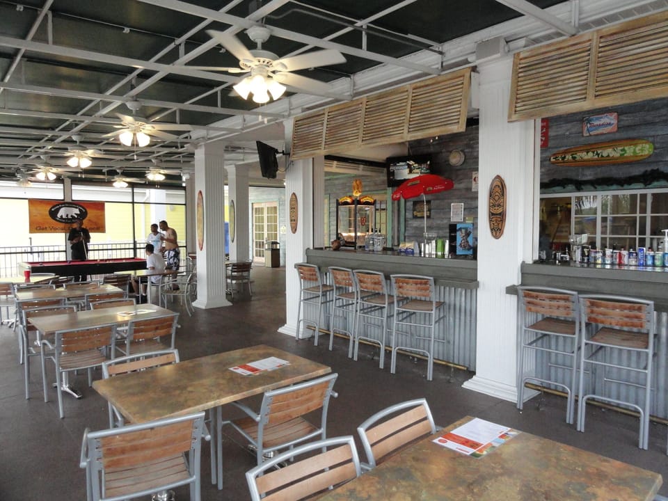 Mambo's Poolside Bar and Grill