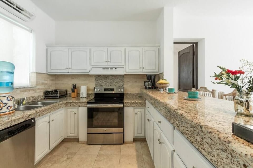 Fully equipped kitchen with dish washer oven etc