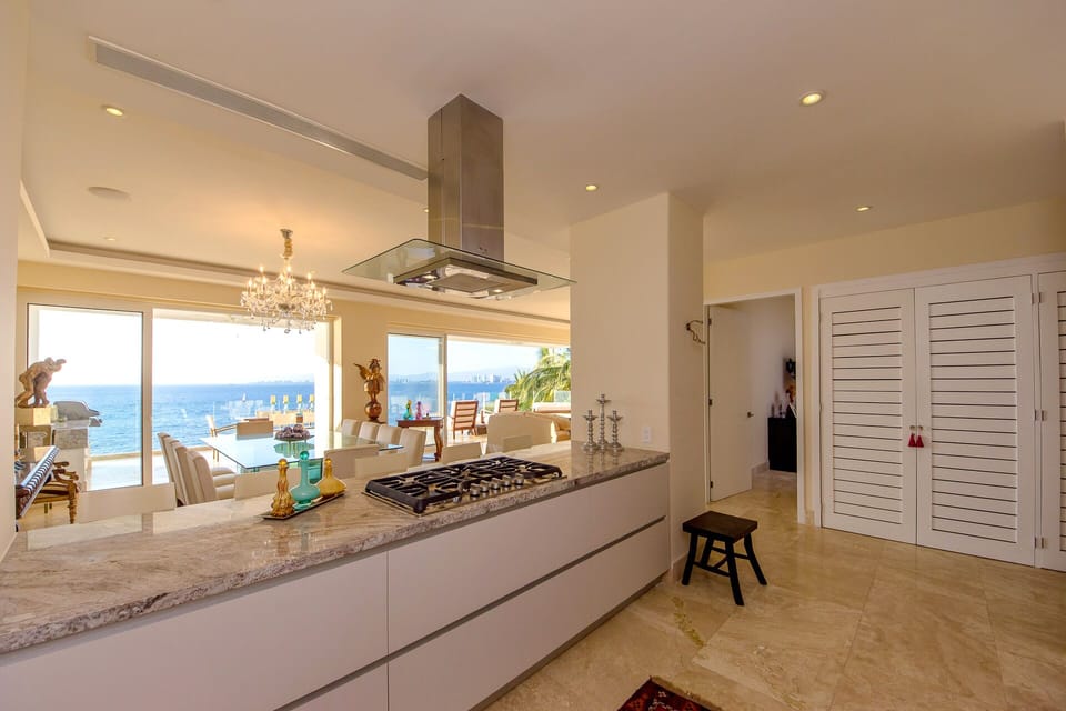 Fully Stocked Gourmet Kitchen with industrial gas stovetop&stainless appliances