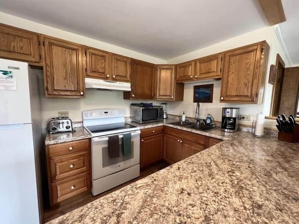 (11) fully stocked kitchen for all of your at home cooking needs