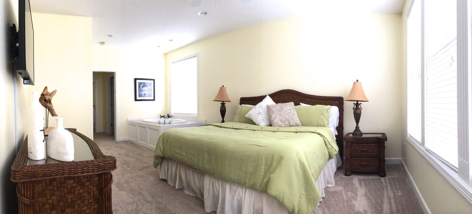 2nd floor master w/ jetted tub, TV, full bath, walkin closet, and king bed
