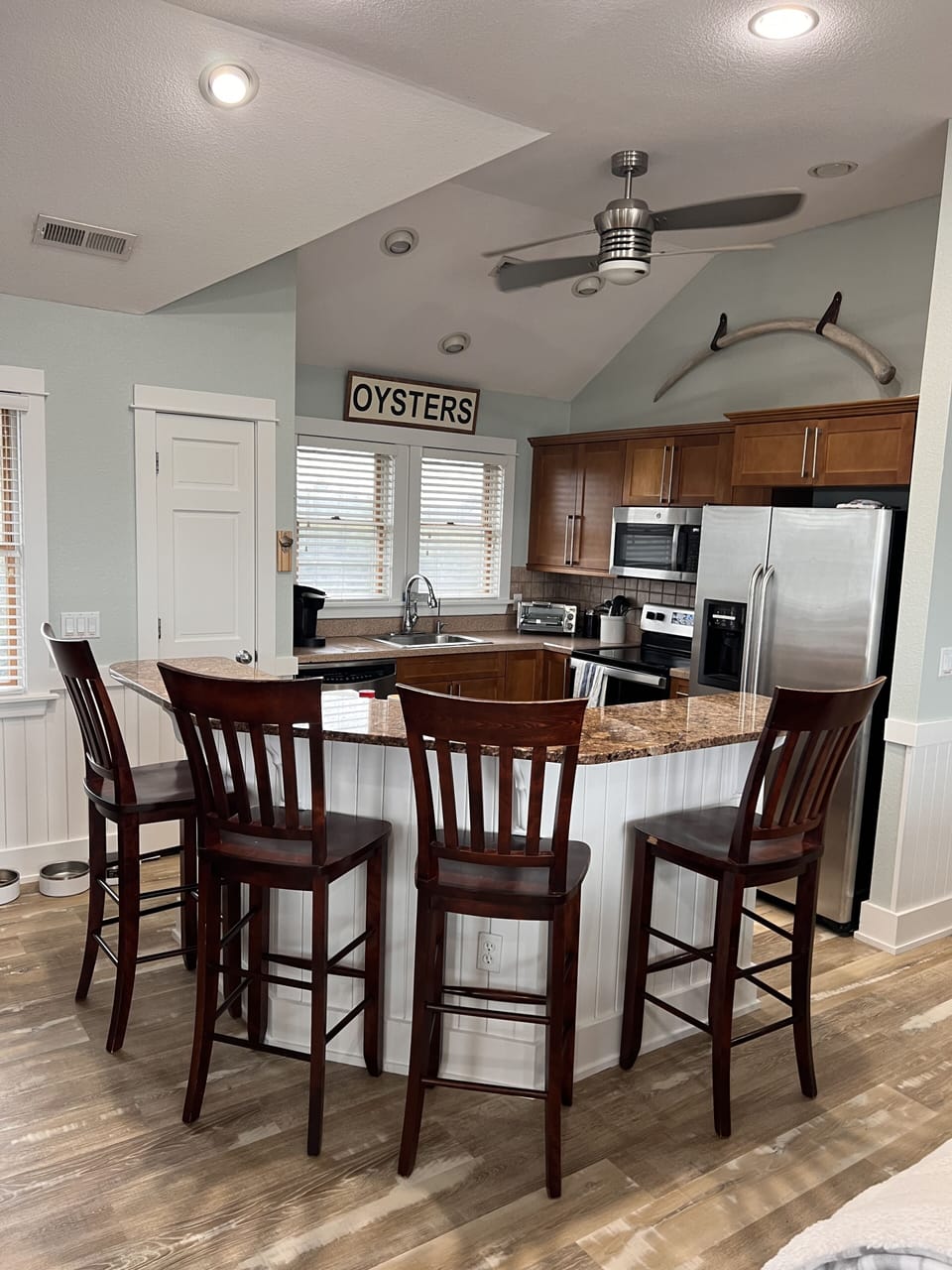 Kitchen & Bar Area