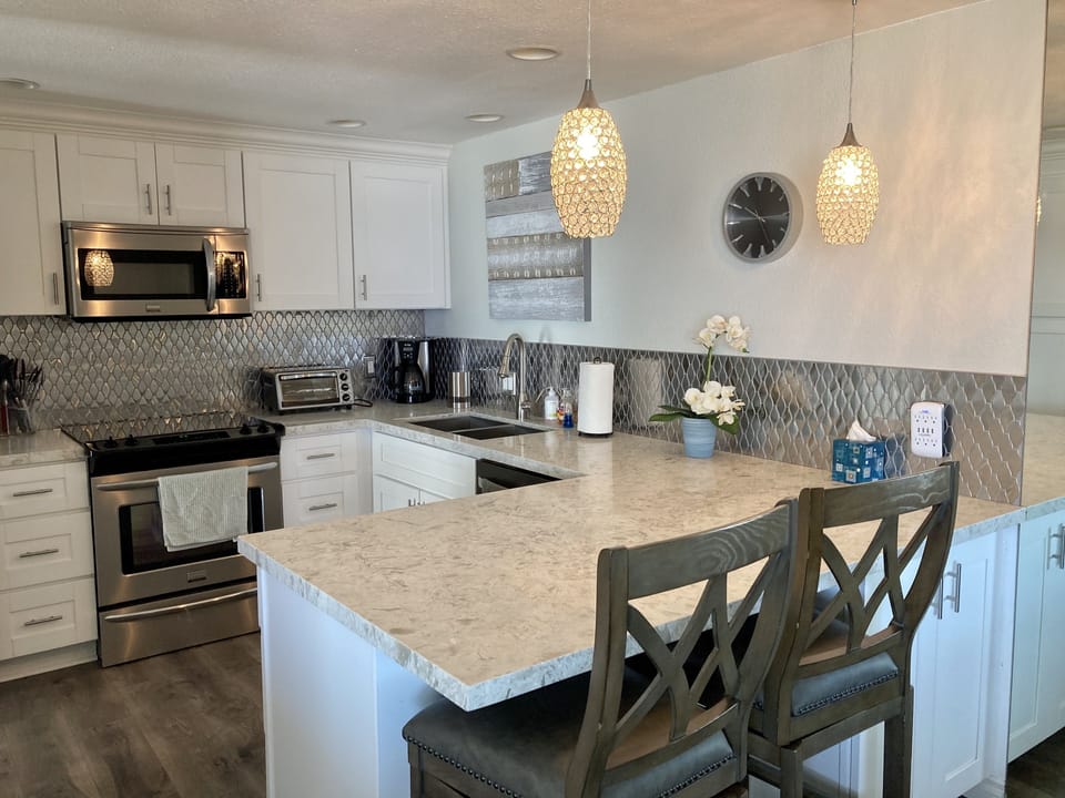 Fully stocked kitchen with a modern and functional design. 