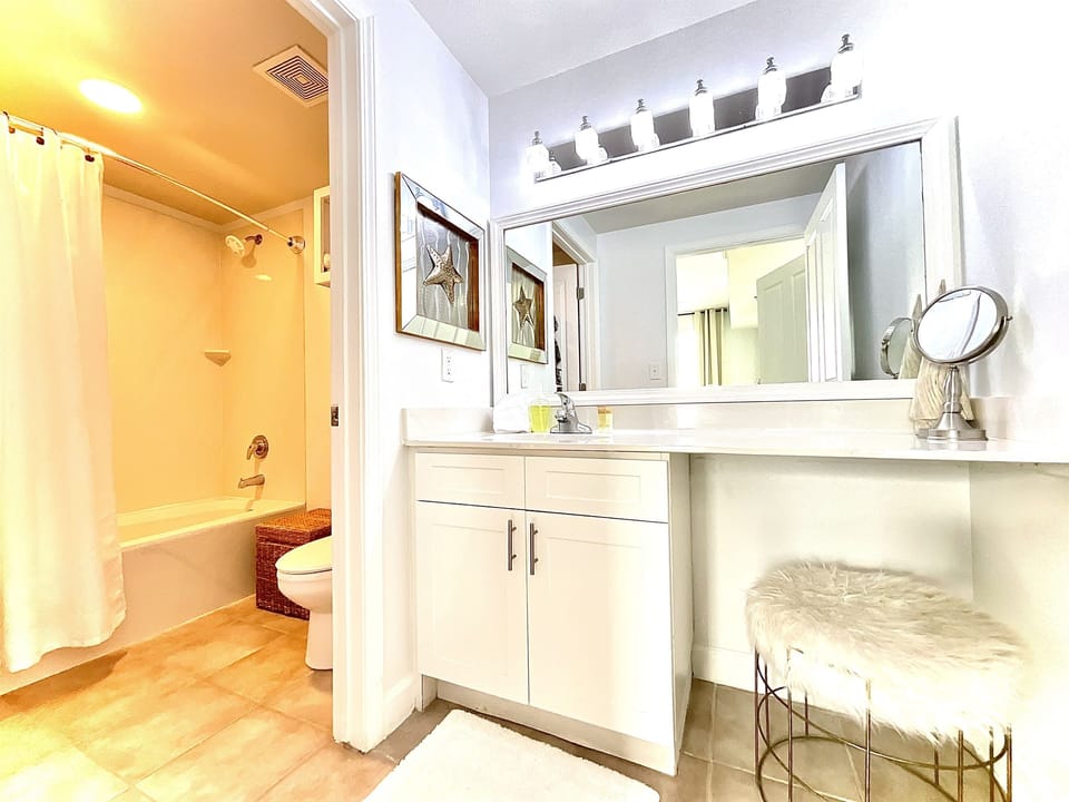 Attached full bath for bedroom #1 of 3